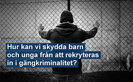 Svartvit bild av ung man vid stängsel med text: Hur kan vi skydda barn och unga från att rekryteras in i gängkriminalitet?