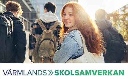 Tjej med rött långt hår går bakom tre killar och tittar bakåt, logga för Värmlands skolsamverkan