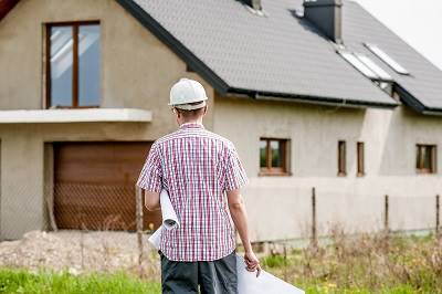 Projektör med ritningar framför byggnad