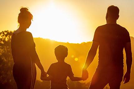 Barnfamilj i solnedgång