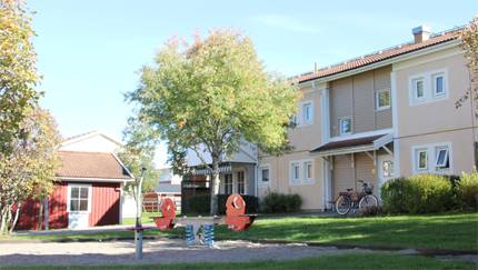 Vy över bostadsområde med lekpark i focus