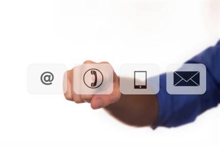 Finger som trycker på en telefonsymbol