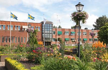 Större delen av kommunledningsstaben har sin arbetsplats i kommunhuset i Charlottenberg