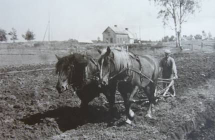 Man plöjer åker (1935) på platsen där torget i Charlottenberg nu ligger