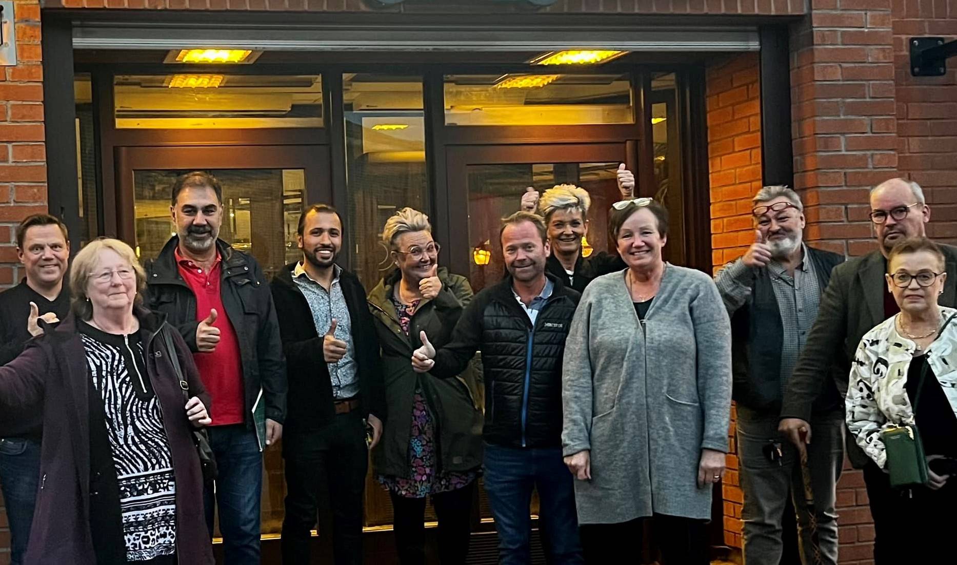 Mötesdeltagare utomhus på Storgatan i Charlottenberg