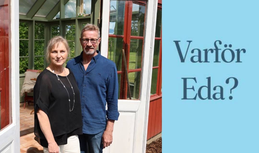 Ulrika och Göran i en dörröppning mellan vita dörrar, blå text på ljusblå bakgrund: Varför Eda?