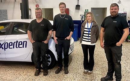 Tre Autoexperter och vår praktikant i verkstad