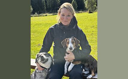 Linda Nordling med två hundar på NordLi Hundcenter