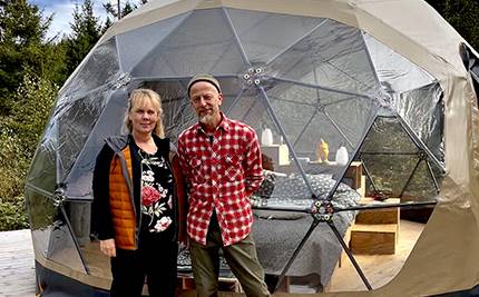 Ann-Louise Axelsson och Marco Schwalbe framför ett dometält