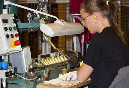 Tjej som övervakar produktion