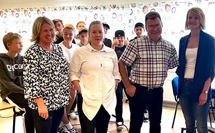 Ulrika Gramén, Jenny Wallberg, Pär Sundman och Kari Staatsen framför några killar på Hierneskolan