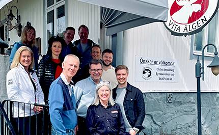 Företagare utanför Värdshuset Vita Älgen