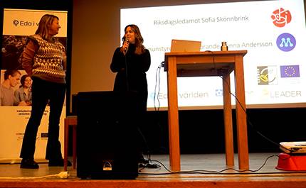 Sofia Skönnbrink och Hanna Andersson talar på Framtidsdagen