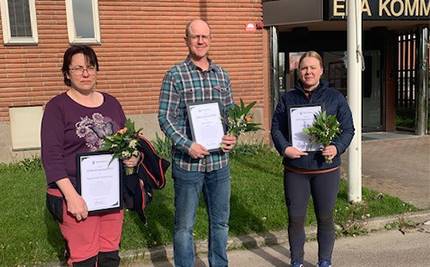 Birgitta Dahlén, Thomas Börjesson och Jenny Wallberg, Eda Ryttarförening utanför kommunhuset