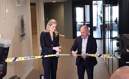 Emilie Enger Mehl och Morgan Johansson klipper bandet