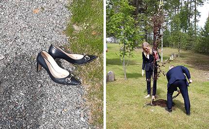 Emilie Enger Mehl och Morgan Johansson planterar träd. Emilies skor ligger i gräset.