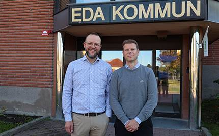 Johan Örnberg och  Birger Pettersson Wiik utanför kommunhuset