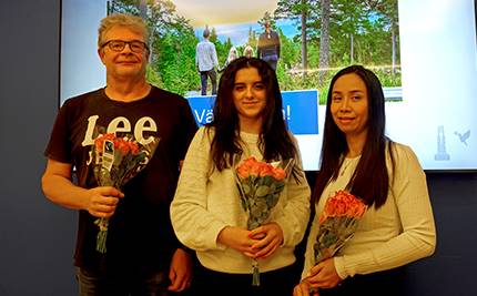 Arne Guldbrandsson, Maryam Alshaghel och Arissara Nusartsang med rosor i händerna