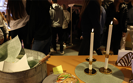 Elever i Folkets Hus, ljusstake och fika i fokus
