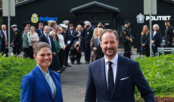Kronprinsessan Victoria och Kronprins Haakon framför den nya svensk-norska polisstationen