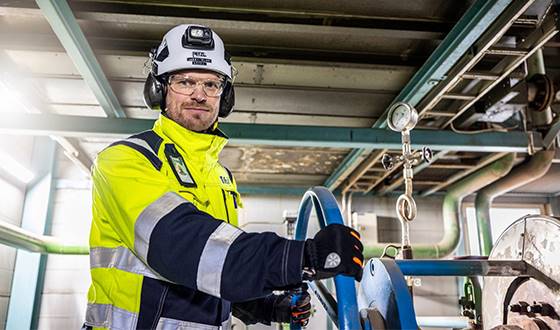 Nevel arbetare på energiverk