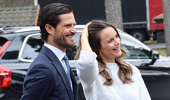 Prins Carl Philip och Prinsessan Sofia framför en svart bil i Morokulien.