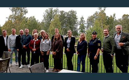 Jury och deltagare under Svensk Handels besök, utanför Hotell Charlottenberg