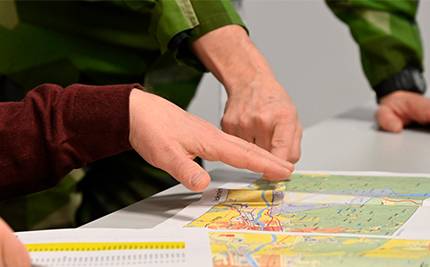 Militär pekar på karta