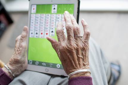 dam spelar patients på en surfplatta