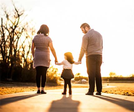 Familj på promenad