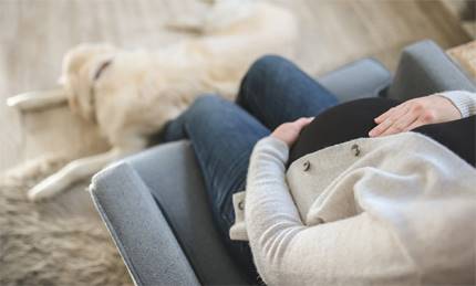 Gravid kvinna som sitter i en stol