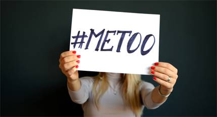 Tjej som håller i skylt med texten #metoo