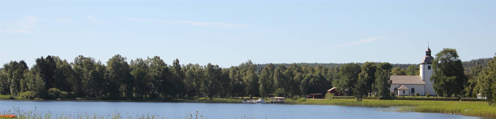 Vy över sjön Huhn med köla kyrka i bakgrunden