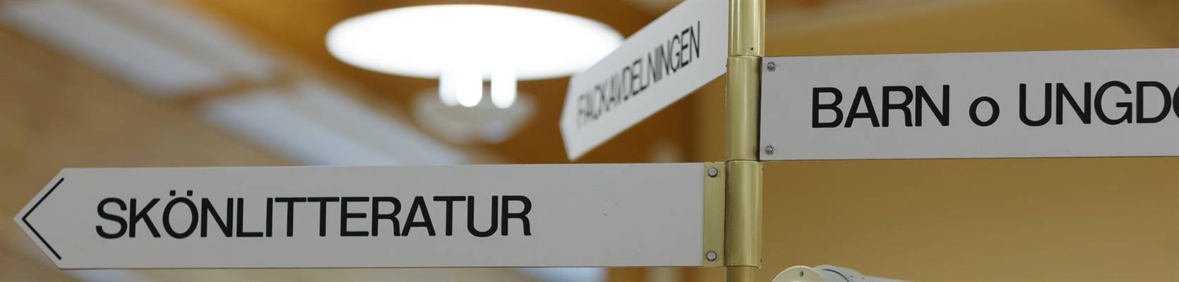 Skyltar på biblioteket i Charlottenberg