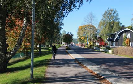 Man står still med cykel, text: Vad tycker du om våra kommunala gator och vägar? Logotyp: Eda kommun, Teknik i Väst. QR-kod till enkät