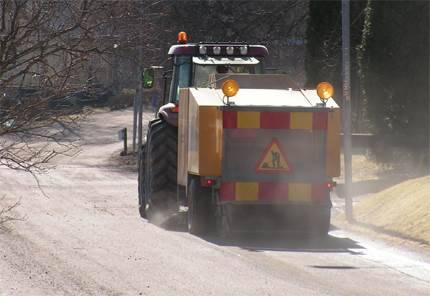 Traktor som sopar gata