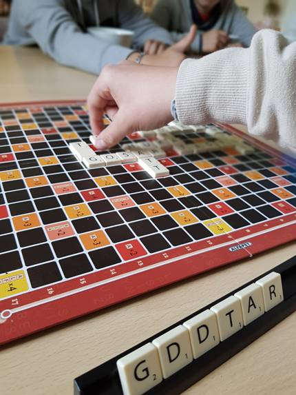 Ungdomar som spelar sällskapsspel