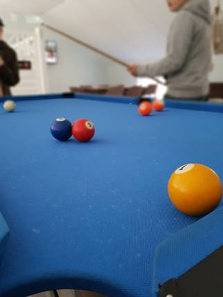 Ungdomar som spelar biljard